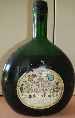 Foto: Flasche Bocksbeutel Wein, Aschaffenburger Pompejaner 1955