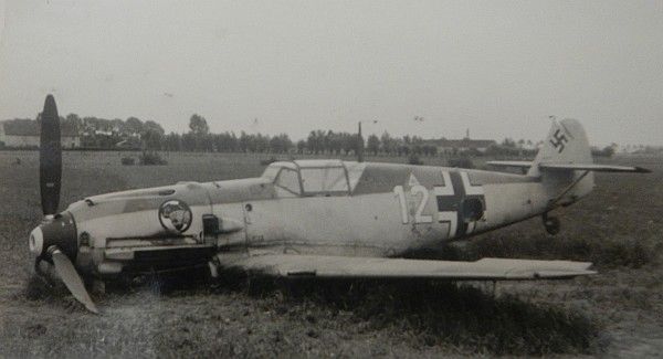 Foto abgeschossenes Deutsches Kampfflugzeug bei Tournai