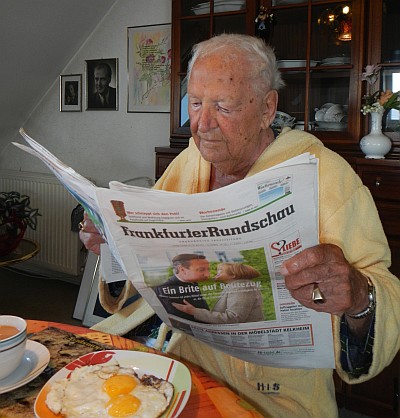 Foto von Gustl Müller-Dechent beim lesen der Frankfurter Rundschau beim Frühstück