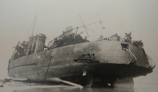 Foto eines auf Strand gelaufenen zerstörten Schiffes bei Dünkirchen