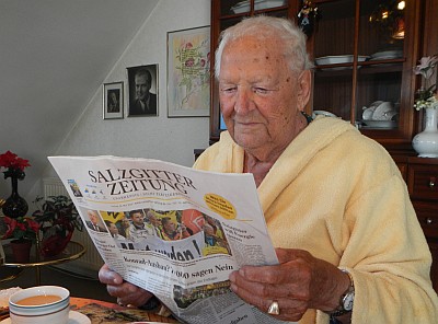 Foto von Gustl Müller-Dechent beim lesen des Lokalteiles der Salzgitter Zeitung beim Frühstück